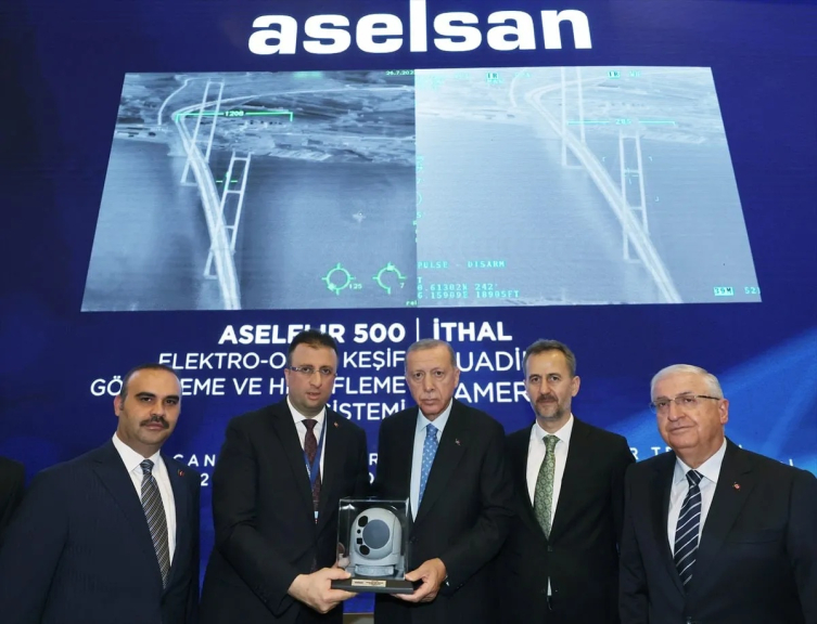 Cumhurbaşkanı Erdoğan'ın IDEF'23 ziyareti kapsamında arka planda yerli ürünle yabancı muadilinin farkı ekrana böyle yansımıştı...